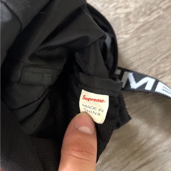 SUPREME BLACK SIDE BAG SS18 RARE - Picture 2 of 2